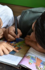 Ragazzi scrivono sul libro