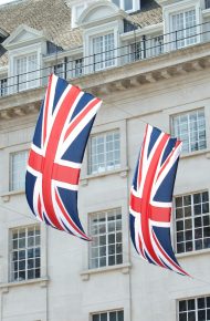Bandiere inglesi appese tra due edifici