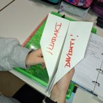 Un aeroplanino di carta con scritto "dividiti"