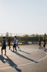 Un gruppo di giovani gioca a basket